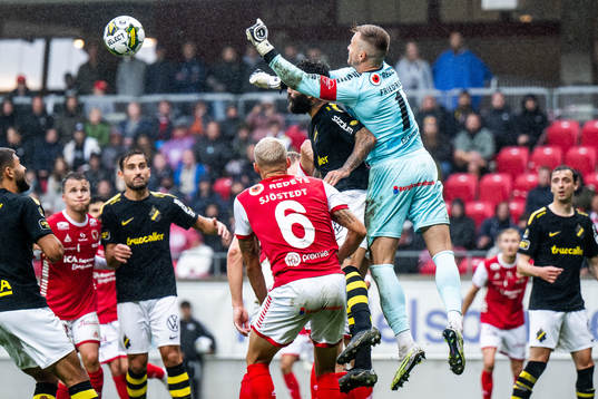 AIKs Jimmy Durmaz  och Kalmars målvakt Ricardo Friedrich