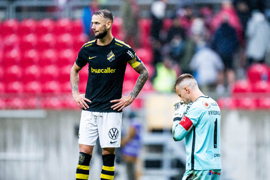 AIKs Alexander Milosevic och Kalmars målvakt Ricardo