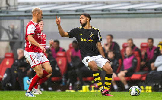 AIKs Omar Faraj reagerar på ett domslut