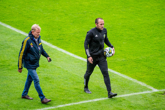 Matchdelegaten Lasse Wilhelmsson och domare Kaspar Sjöberg