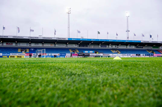 Problem med vatten på Vångavallen innan fotbollsmatchen i