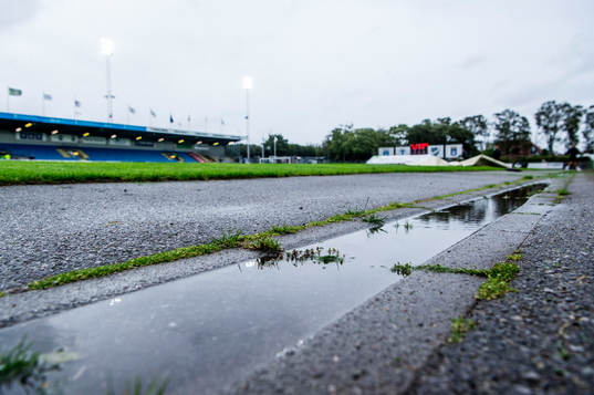 Problem med vatten på Vångavallen innan fotbollsmatchen i
