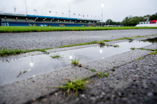 Problem med vatten på Vångavallen innan fotbollsmatchen i