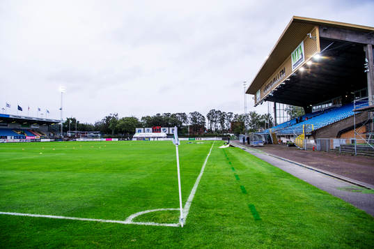 Problem med vatten på Vångavallen innan fotbollsmatchen i