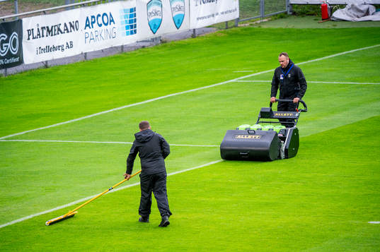 Planskötarna har problem med vatten på Vångavallen innan
