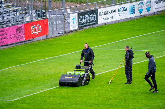 Planskötarna har problem med vatten på Vångavallen innan