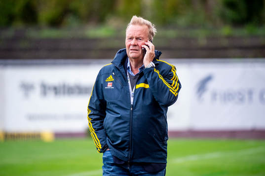 Matchdelegaten Lasse Wilhelmsson innan fotbollsmatchen i