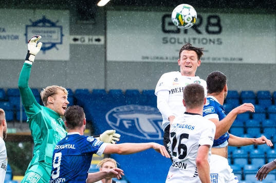 Örebros Daniel Hultqvist och Trelleborgs målvakt Kasper