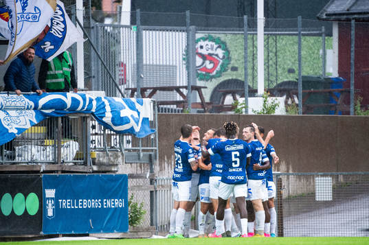 Trelleborgs Haris Brkic jublar med lagkamrater