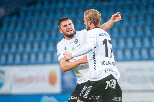 Örebros Kalle Holmberg jublar med Axel Oskar Andrésson