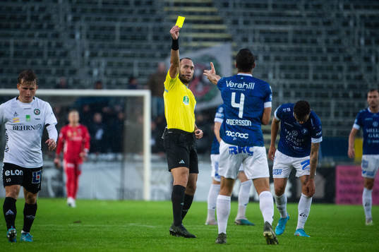 Trelleborgs Mattias Andersson tilldelas gult kort av Domare