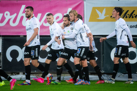 Örebros Kevin Walker jublar med lagkamrater