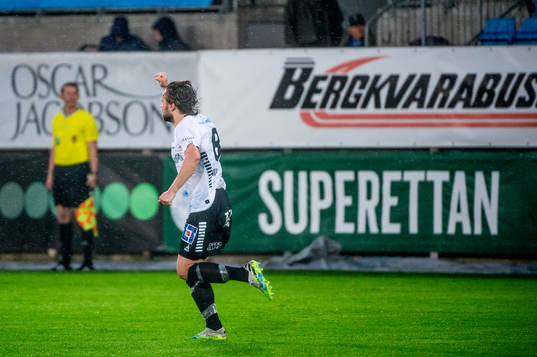 Örebros Kevin Walker jublar
