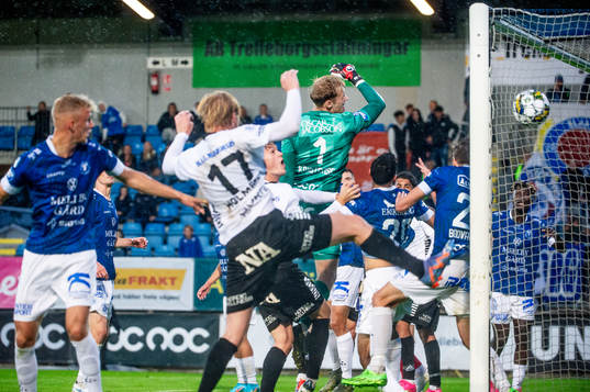 Örebros Kevin Walker sätter 2-2 på hörna på