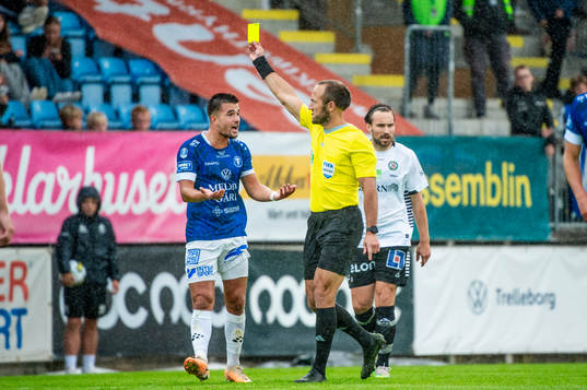 Trelleborgs Haris Brkic får sitt första gula kort för
