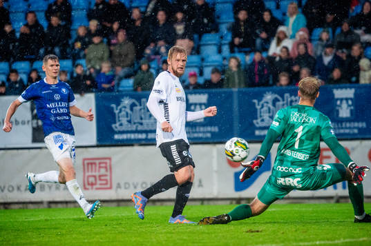 Örebros Kalle Holmberg mot Trelleborgs målvakt Kasper