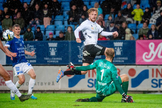 Örebros Kalle Holmberg mot Trelleborgs målvakt Kasper