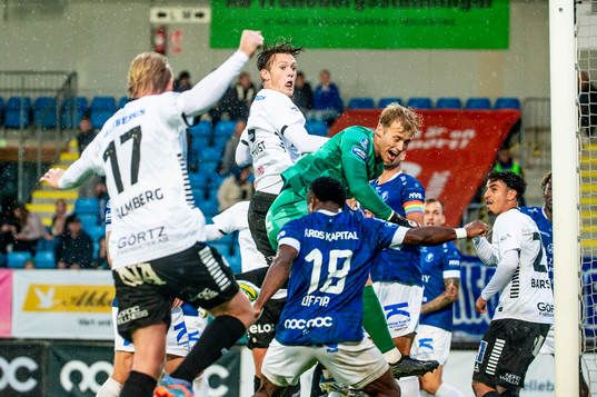 Örebros Daniel Hultqvist mot Trelleborgs målvakt Kasper