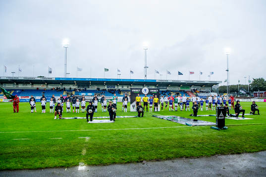 Lagen ställer upp innan fotbollsmatchen i Superettan