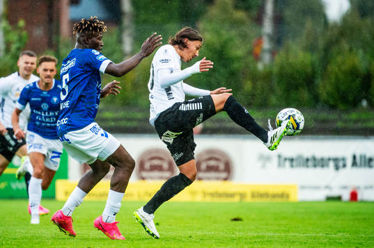 Trelleborgs Abel Ogwuche mot Örebros Adam Bark