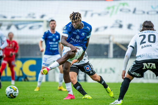 Trelleborgs Abel Ogwuche mot Örebros Adam Bark