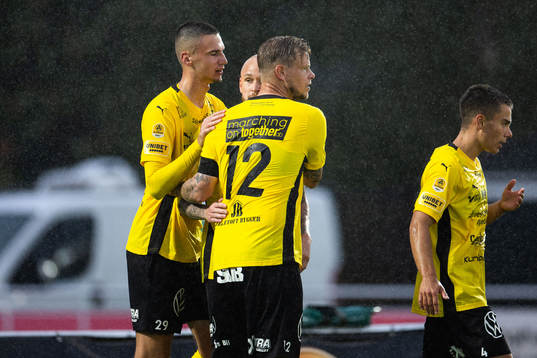 Mjällbys David Löfquist jublar med lagkamrater