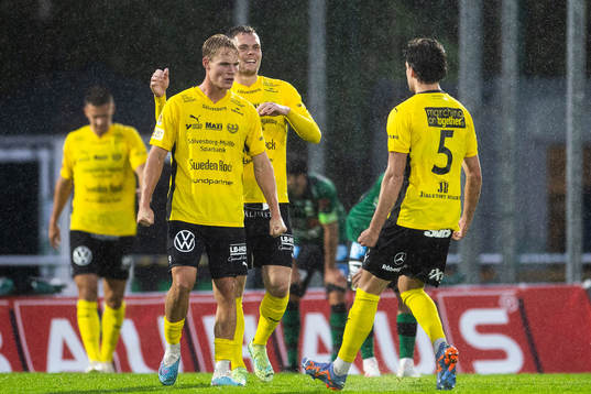Mjällbys Max Fenger jublar med Jacob Bergström och Colin