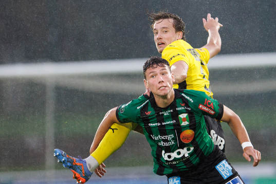 Varbergs Mads Borchers och Mjällbys Colin Rösler