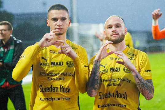 Mjällbys Noah Eile och Adam Ståhl jublar