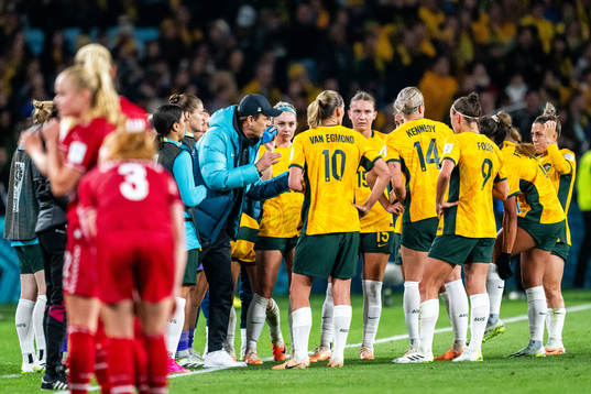 Head coach Tony Gustavsson and players of Australia