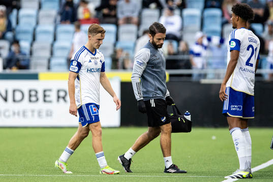 IFK Norrköpings Jacob Ortmark lämnar planen skadad