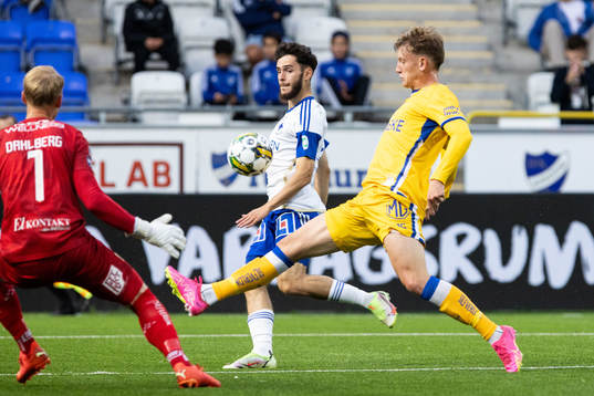 IFK Norrköpings Laorent Shabani gör 3-0 bakom målvakt