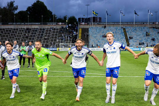 Norrköpings Arnor Traustason, målvakt Oscar Jansson,