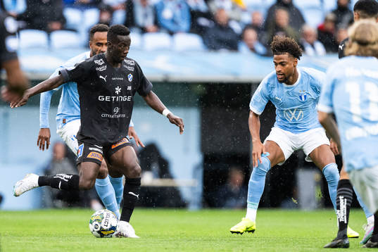 Halmstads Naeem Mohammed och Malmö FFs Joseph Ceesay