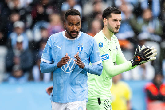 Malmö FFs Isaac Kiese Thelin deppar framför Halmstads