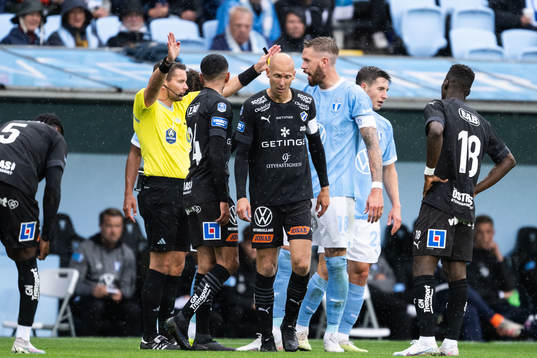 Malmö FFs Pontus Jansson i diskussion med Domare Joakim