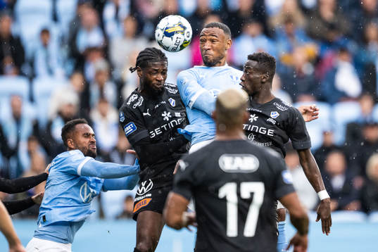 Halmstads Joseph Baffoe och Malmö FFs Derek Cornelius