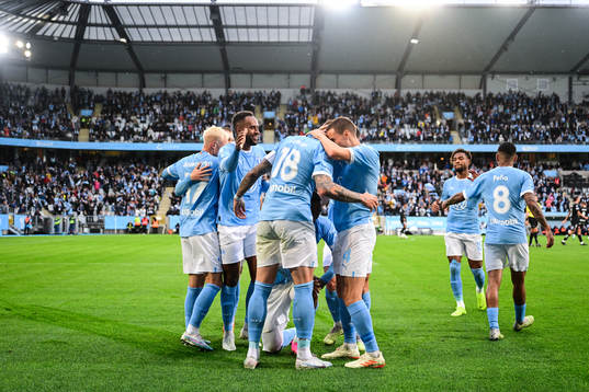 Malmö FFs Pontus Jansson jublar med lagkamrater