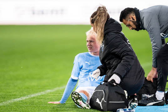 Malmö FFs Otto Rosengren har ont och får vård