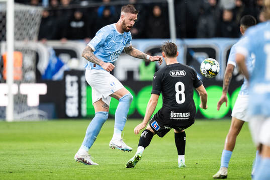 Malmö FFs Pontus Jansson och Halmstads Jonathan Svedberg