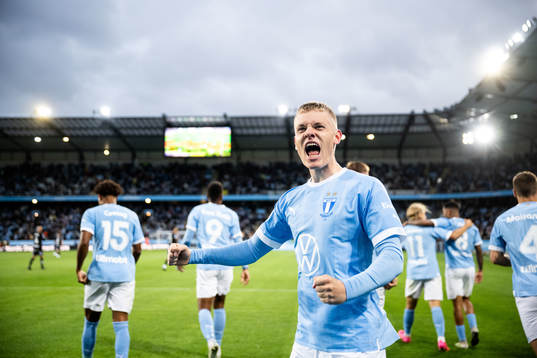 Malmö FFs Sebastian Jörgensen jublar med lagkamrater