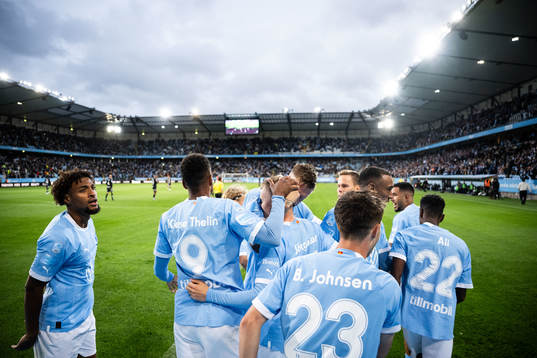 Malmö FFs Sebastian Jörgensen jublar med lagkamrater