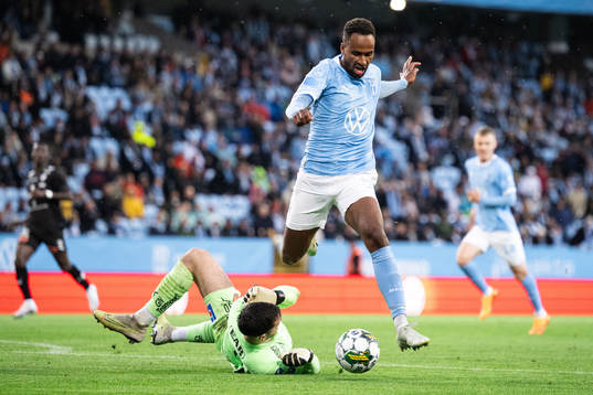 Halmstads målvakt Marko Johansson och Malmö FFs Isaac