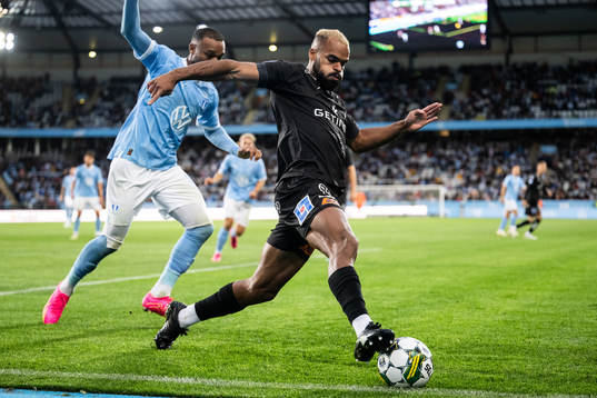 Malmö FFs Derek Cornelius och Halmstads Phil Ofosu-Ayeh