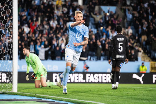 Malmö FFs Søren Rieks jublar och Halmstads målvakt Marko