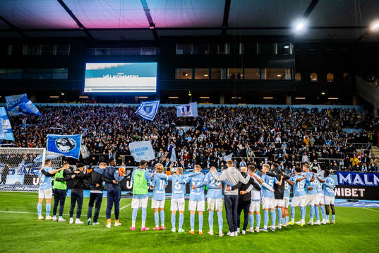 Malmö FFs spelare jublar framför supportrarna
