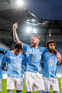 Malmö FFs Pontus Jansson (m) jublar