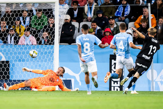 Malmö FFs målvakt Johan Dahlin räddar från Halmstads