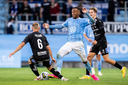 Malmö FFs Derek Cornelius och Halmstads Joel Allansson