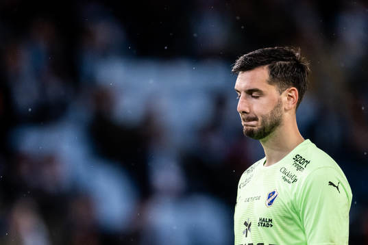 Halmstads målvakt Marko Johansson deppar